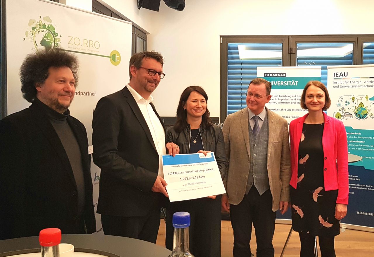 Prof. Wesselak, Prof. Westermann, Ministerin Siegesmund, Ministerpräsident Ramelow, Frau Liebe bei der Übergabe des Förderbescheides des Landes